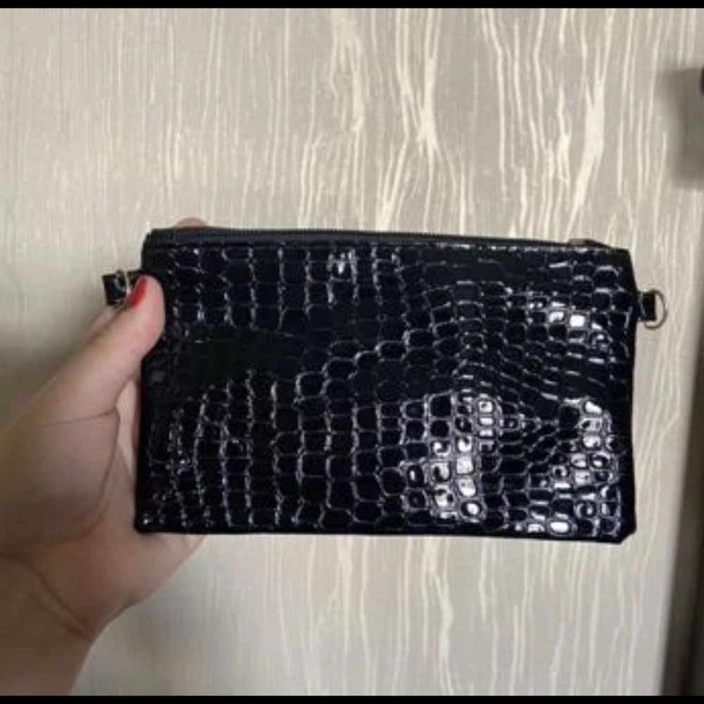 New Black & Gold Vegan Leather Croc Embossed Crossbody Bag - Picture 14 of 16